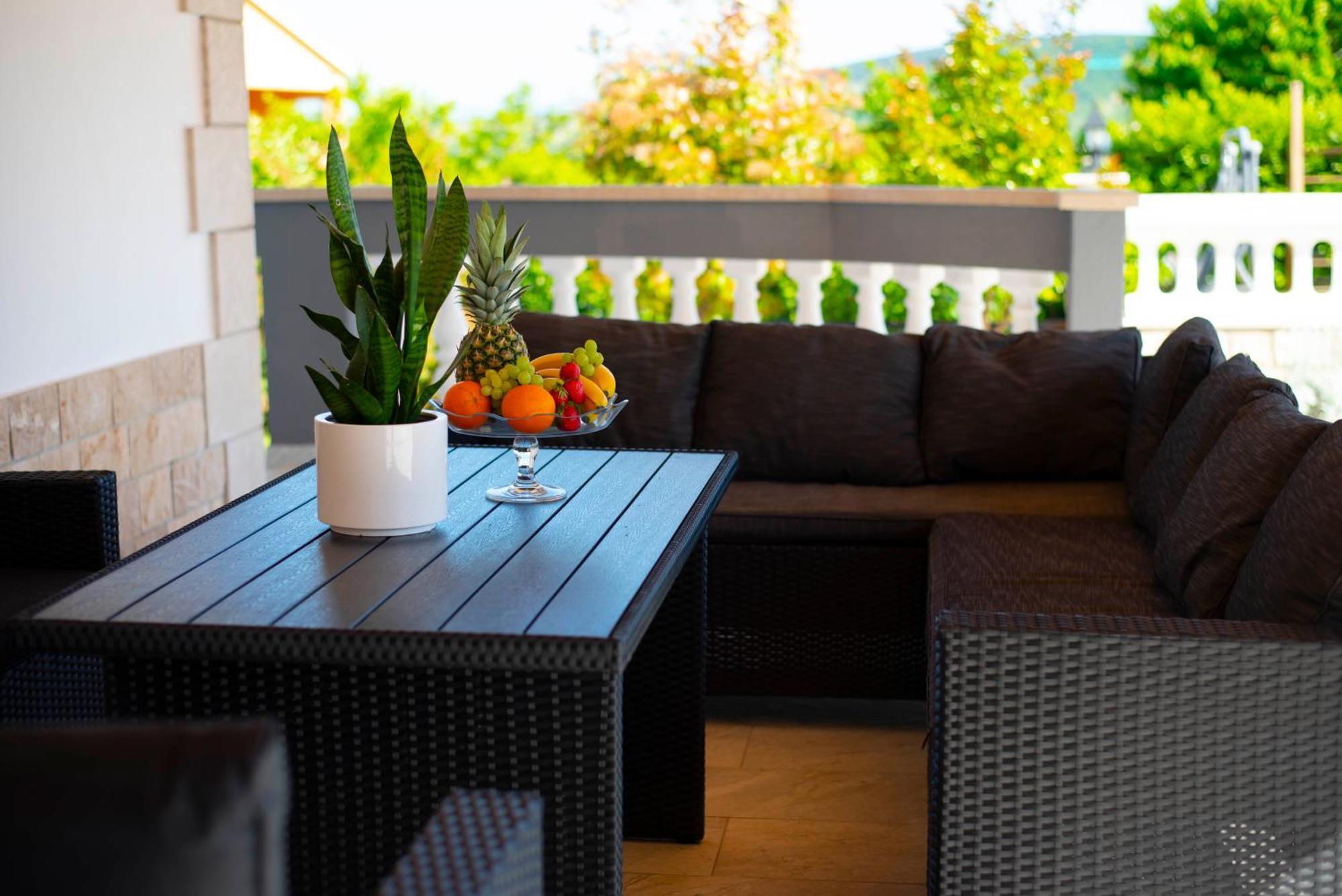 Vacation Villa Matic With 7 Bedrooms Sinj Exterior foto